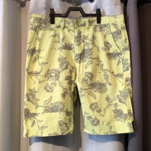 Guess Men’s electric yellow flower shorts us 33